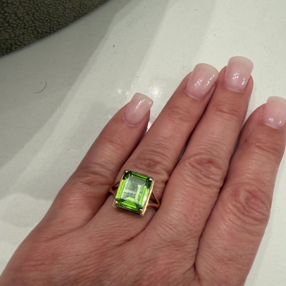 Elegant Green Gemstone Gold Ring